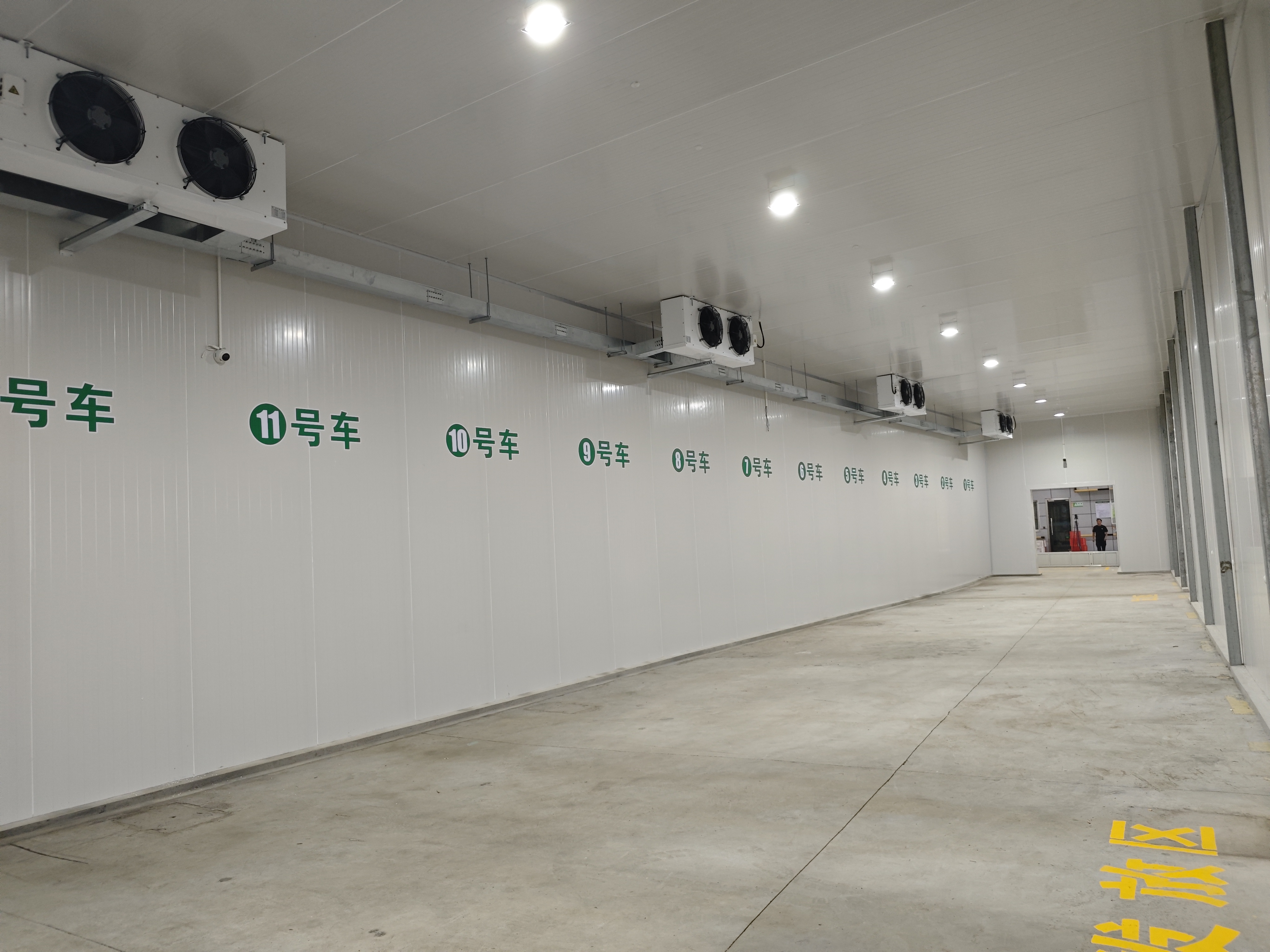 冷库设备内部结构展示，白色保温板墙面，现代化制冷设备，明亮灯光照明