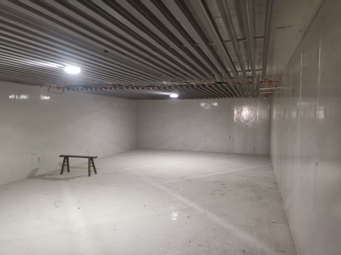 工业冷水机组产品展示，银色金属外壳，现代工业设计，生产车间背景