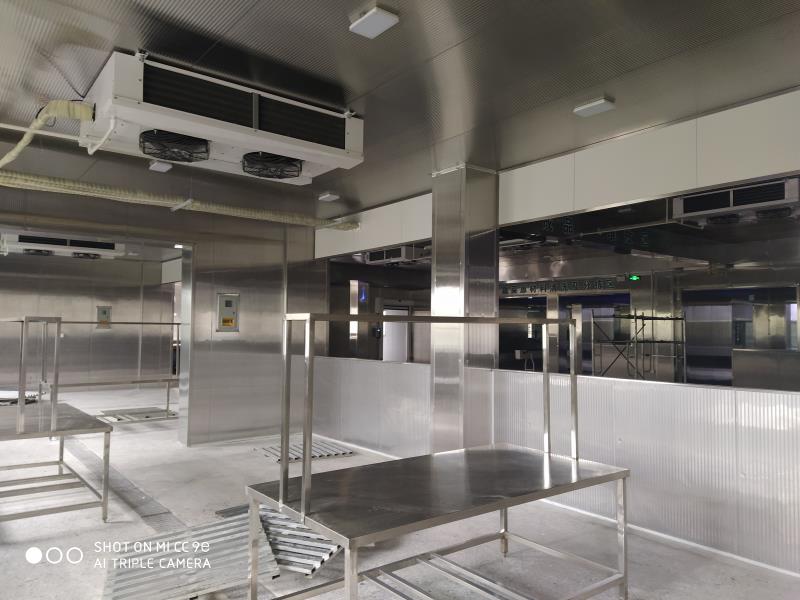 冷却塔设备全景，大型圆形冷却塔结构，工业厂区环境背景