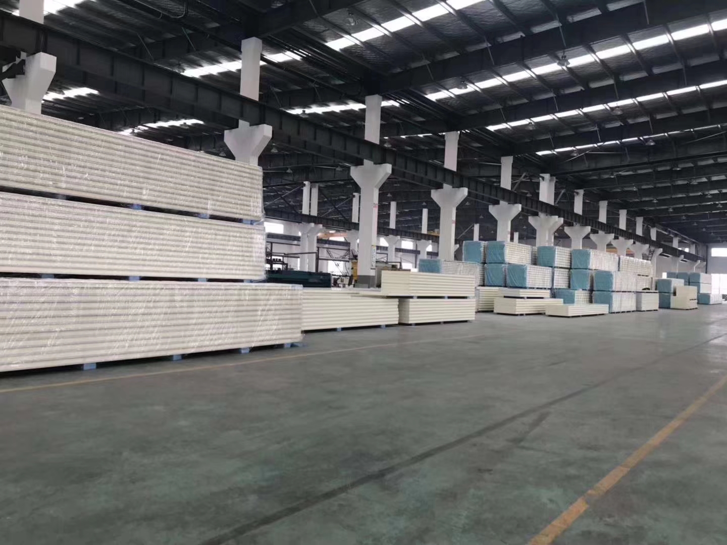 苏州冰鸿制冷设备有限公司技术团队合影，专业技术人员穿着工装，现代化办公室环境背景